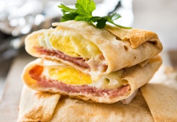 Конвертики из лаваша с ветчиной и сыром