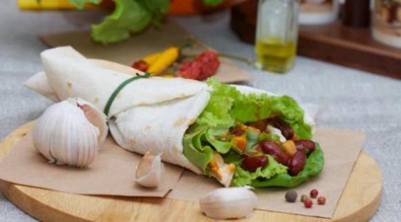 Лаваш с фасолью в остром соусе