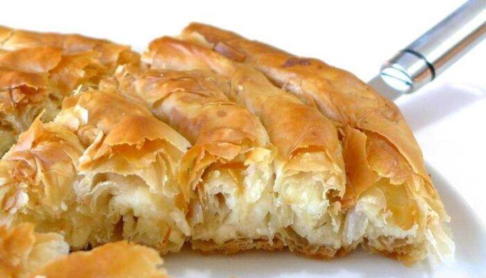 Греческий пирог из теста фило с курицей и рисом