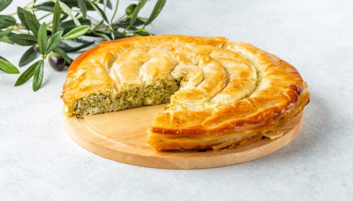 Греческий пирог из теста фило со шпинатом