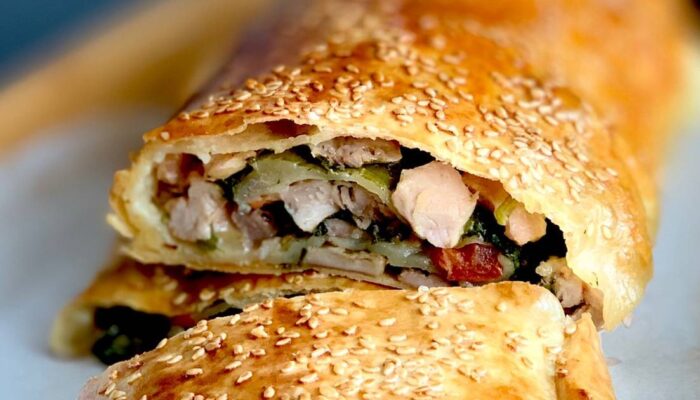 Штрудель из теста фило с курицей и овощами