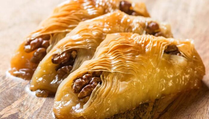Медовая витушка из тесто фило с медом, кокосом и орехами