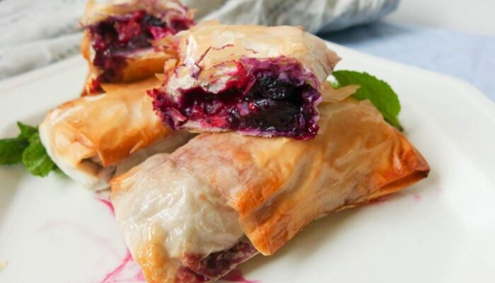 Венгерский рулет из теста фило с черникой