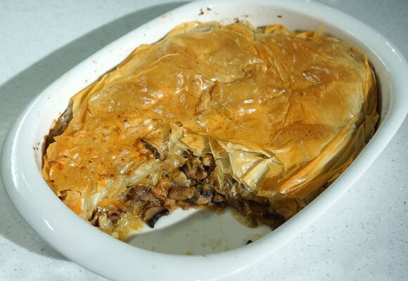 Пирог из фило с грибами, пореем и шалотом