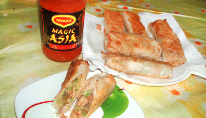 Рулетики с курицей, креветками и капустой на китайский манер