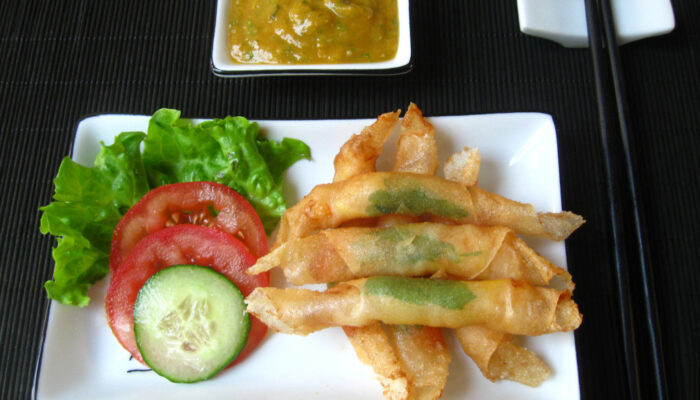 Хрустящие креветки с сальсой из манго