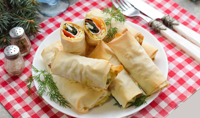 Рулетики из теста фило с крабовыми палочками