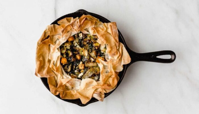 Овощной пирог с тестом фило в сковороде